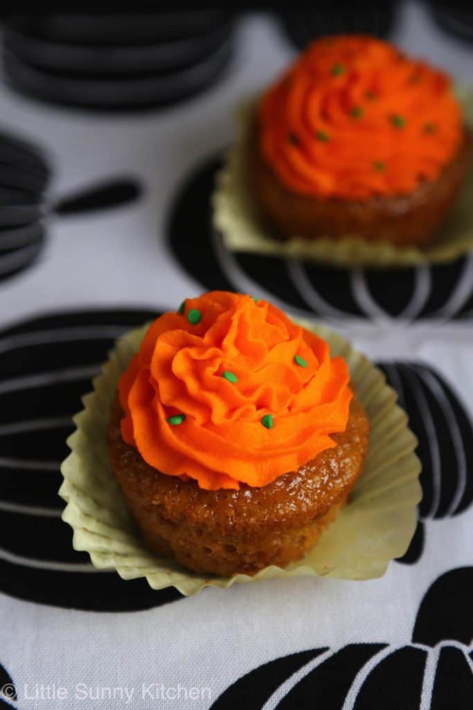 Bright pumpkin cupcakes that are perfect for halloween or just for autumn season