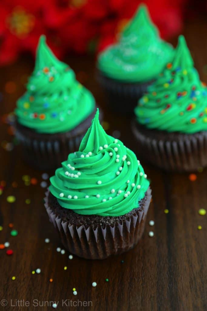 Cute Christmas tree cupcakes! They're quite easy too!