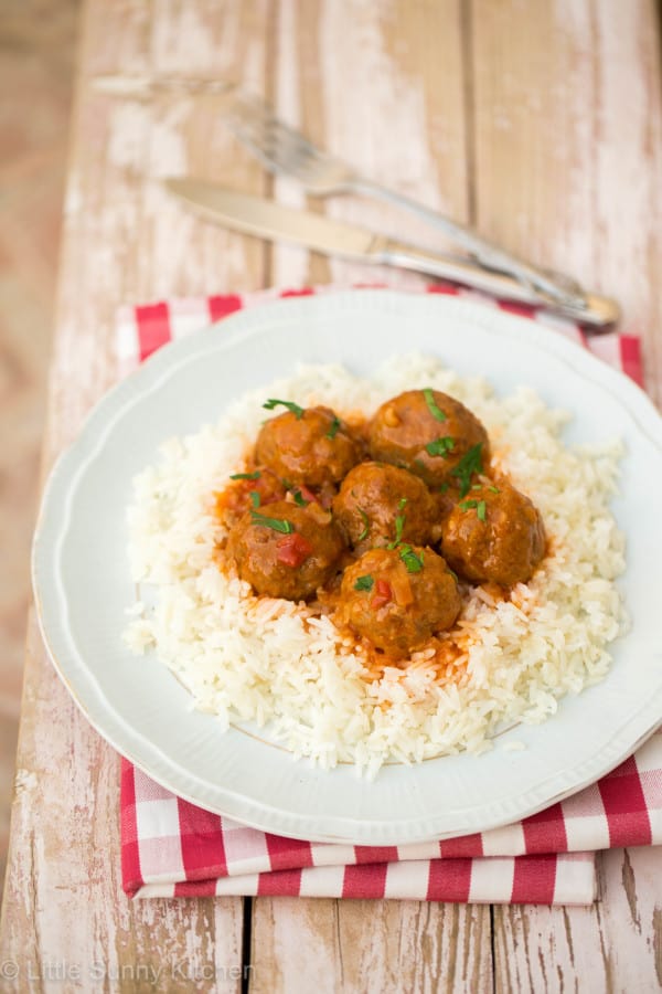 Beef meatballs with oregano tomato sauce and rice… An incredibly delicious and easy dinner!