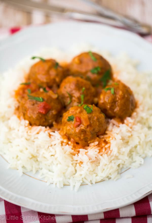 Beef meatballs with oregano tomato sauce and rice… An incredibly delicious and easy dinner!